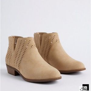 Torrid size 11w boots